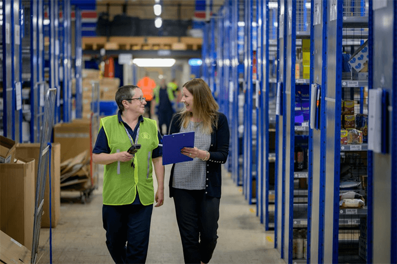 Warehouse worker using skaner kodów kreskowych